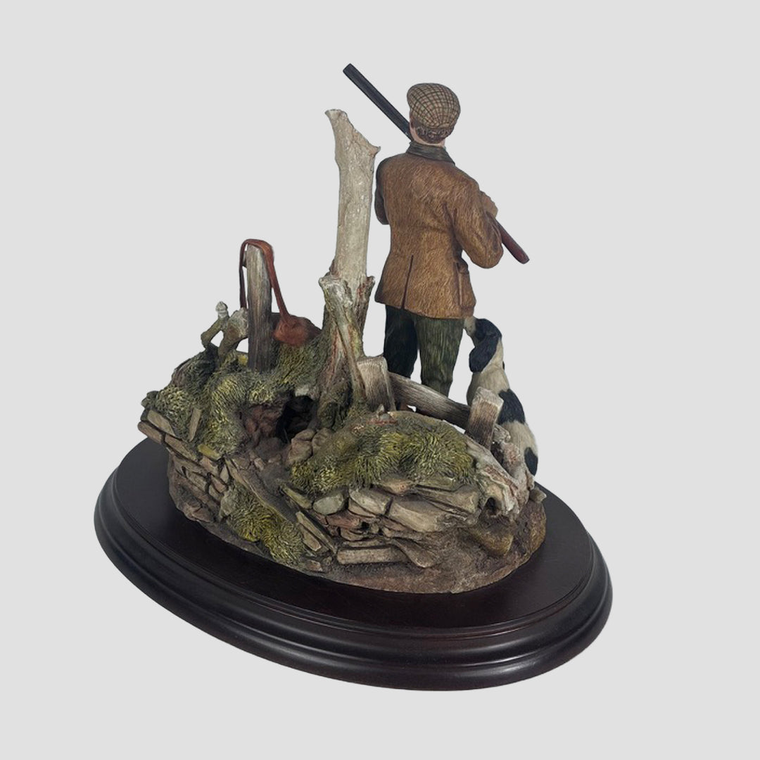 On the Lookout Country Artists Gun Dog Model